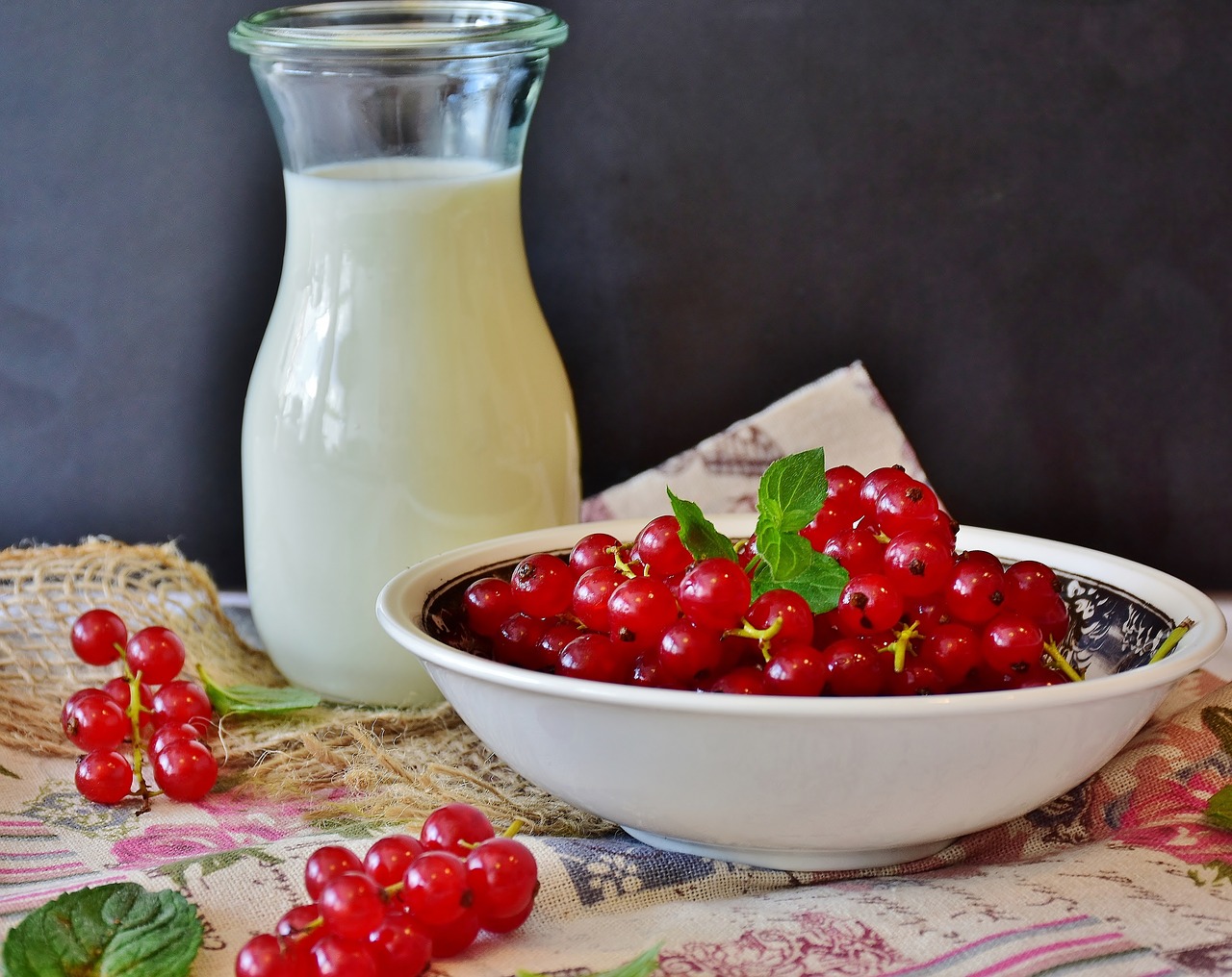 milk, berry, currant shake-2585128.jpg